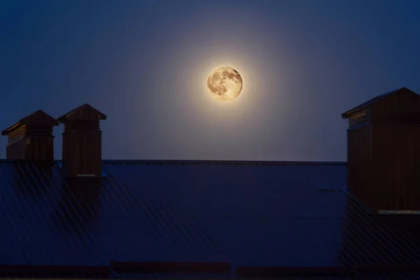 Gece Evin Çatısında Dolunay Var — Stok fotoğraf