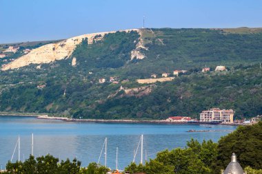 Balchik şehrinde deniz ve dağların olduğu doğa manzarası güneşli yaz gününde İspanya.