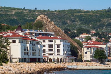 Bulgaristan 'ın Karadeniz kıyısındaki Balchik şehrindeki deniz kıyısındaki apartmanlar güneşli yaz gününde.