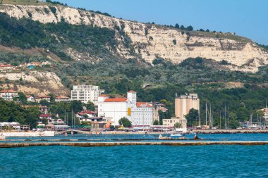 Bulgaristan 'ın Karadeniz kıyısındaki Balchik kentinin güneşli yaz günü manzarası.