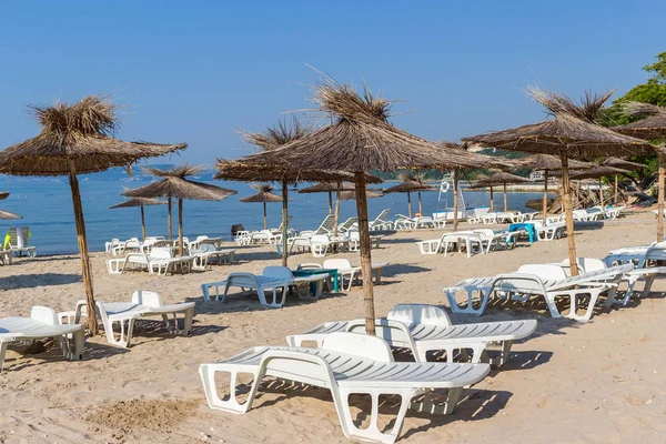 Black Sea Sand Beach Straw Umbrellas White Sun Chairs Balchik — Stock Photo, Image