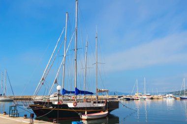 Yatlar, yelkenli tekneler ve eğlence tekneleri, Bulgaristan 'ın Karadeniz kıyısındaki Balchik kentinde limana demirlemiş durumda..