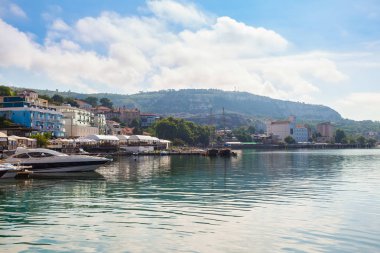 Balchik şehrinin şehir manzarası, Karadeniz kıyısındaki evler ve Bulgaristan 'ın limanındaki deniz botları.