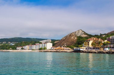 Bulgaristan 'ın Karadeniz kıyısındaki tepelerdeki Balchik şehir evleri ve apartman binalarının şehir manzarası.