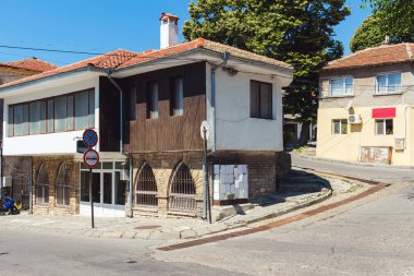 Bulgaristan 'ın Balchik kenti, karayolu ve eski tarihi evlerindeki cadde manzarası.