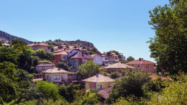 Balchik kasabasının şehir manzarası, tepedeki evler, Bulgaristan 'daki Karadeniz kıyıları.