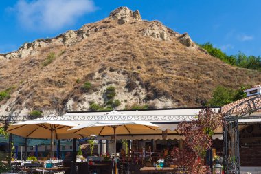 Karadeniz kıyısındaki Balchik kasabasındaki kumtaşı tepesinin yanında ya da altında açık hava yazlık kafe.