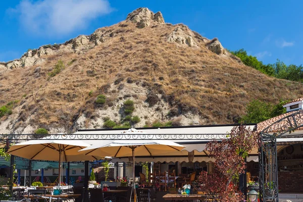 Karadeniz kıyısındaki Balchik kasabasındaki kumtaşı tepesinin yanında ya da altında açık hava yazlık kafe.