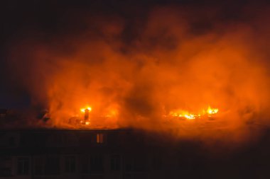 Gece yangın çıktı, evin çatısını dumanla yaktı..