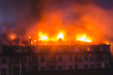 Gece yangın çıktı, evin çatısını dumanla yaktı..