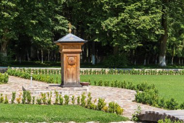 Romanya 'nın Sambata de Sus köyündeki Brancoveanu manastırında çimenlik ve içme suyu için eski çeşme bulunan avlu bölgesi.