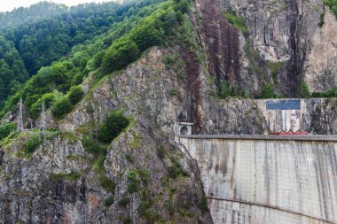 Romanya 'nın Karpat dağlarındaki Vidraru barajı ve yüksek uçurum manzarası.