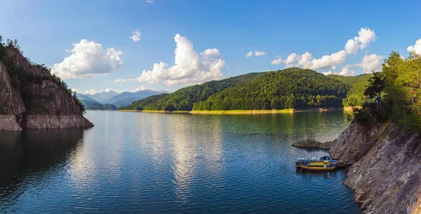 Romanya 'daki Karpatlar' daki Vidraru Dağı 'nda inanılmaz bir dağ, yazın vahşi doğa manzarası, panoramik manzara.