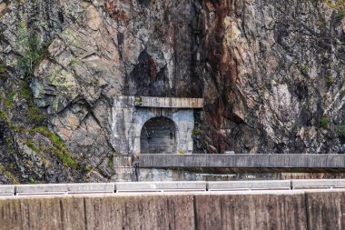 Romanya 'nın kayalık Fagaras dağlarında tünel girişi olan Transfagarasan yolu.