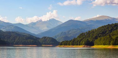Romanya 'daki Karpatlar' daki Vidraru Dağı 'nda inanılmaz bir dağ, yazın vahşi doğa manzarası, panoramik manzara.