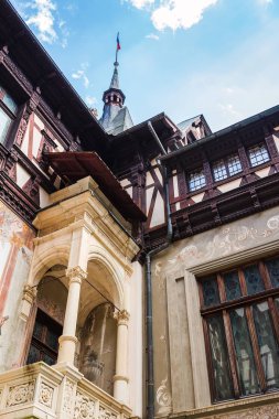 Sinaia, Romanya - 21 Haziran 2017: Romanya 'nın Sinaia kentindeki Peles şatosunun mimari ayrıntıları, Rumen kraliyet ailesinin yazlık evi.