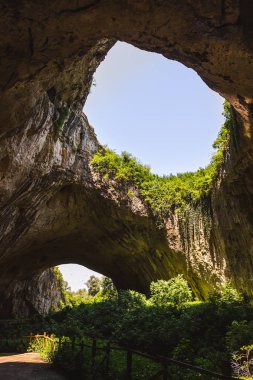 Bulgaristan 'da Devetashka büyük karst mağarası, doğa manzarası.