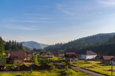 Voronets köyü yazın sabah Carpathian dağlarında, Romanya.