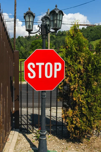 Stop Rood Bord Voor Ingang Met Metalen Hekken — Stockfoto