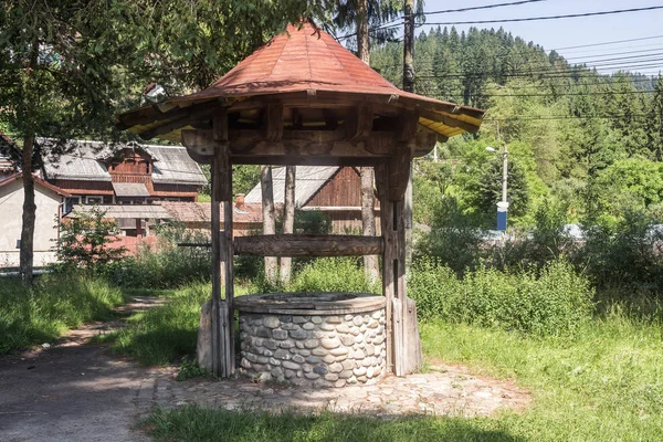 Starobylá Kamenná Studna Karpatské Vesnici Rumunsku — Stock fotografie