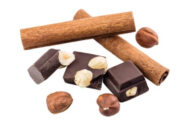 Fındıklı ve tarçınlı acı siyah çikolata parçaları beyaz arka planda izole edilmiş..