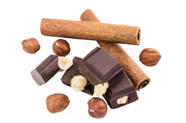 Fındıklı ve tarçınlı acı siyah çikolata parçaları beyaz arka planda izole edilmiş..