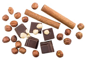 Fındıklı ve tarçınlı acı siyah çikolata parçaları beyaz arka planda izole edilmiş..