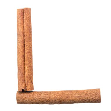 Beyaz arka planda izole edilmiş iki tarçın çubuğu..