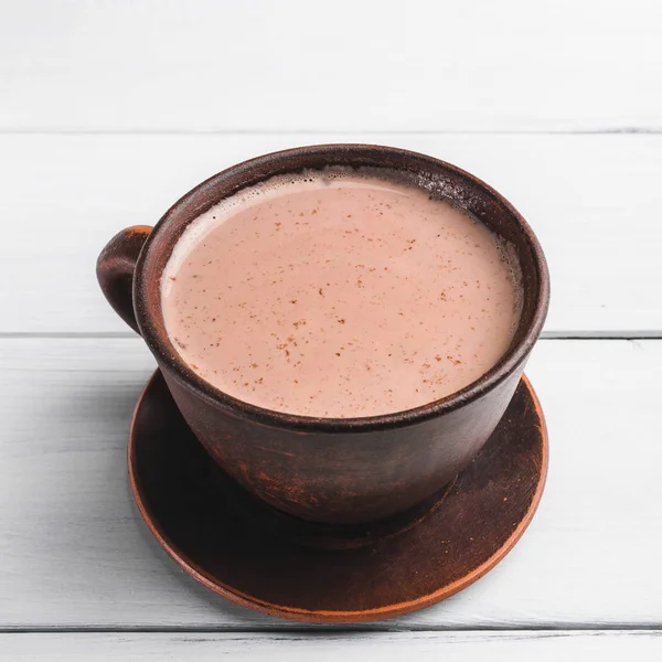 Cacao Caliente Con Leche Taza Arcilla Marrón Sobre Una Mesa —  Fotos de Stock