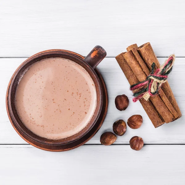 Warme Cacao Met Melk Bruine Kleibeker Hazelnoot Kaneelstokjes Tafel Van — Stockfoto