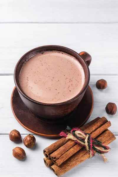 Cacao Caliente Con Leche Taza Arcilla Marrón Avellanas Palitos Canela —  Fotos de Stock
