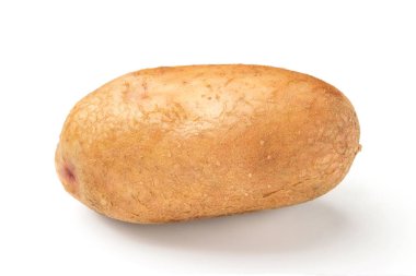 Beyaz arka plan üzerinde izole pişmemiş, soyulmamış, taze bütün bir patates.