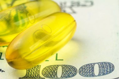 Sarı kapsüller omega 3, yağ asidi, dolar üzerinden balık yağı, makro görüntü..