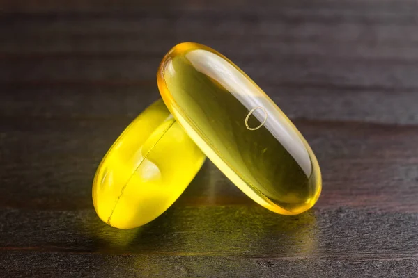 Capsules Jaunes Oméga Acide Gras Huile Poisson Sur Table Bois — Photo