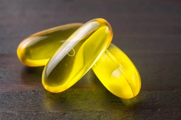 Capsules Jaunes Oméga Acide Gras Huile Poisson Sur Table Bois — Photo