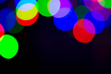 Bulanık ve ufuk çok renkli arka plan ile Noel ışıkları, yumuşak renkli bokeh daireler.