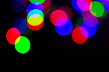 Bulanık ve ufuk çok renkli arka plan ile Noel ışıkları, yumuşak renkli bokeh daireler.