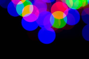 Bulanık ve ufuk çok renkli arka plan ile Noel ışıkları, yumuşak renkli bokeh daireler.