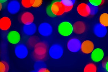 Bulanık ve ufuk çok renkli arka plan ile Noel ışıkları, yumuşak renkli bokeh daireler.