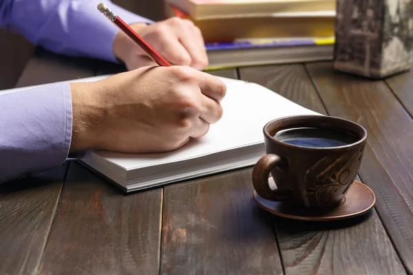 Mano Masculina Con Lápiz Rojo Escribe Bloc Notas Libro Con — Foto de Stock