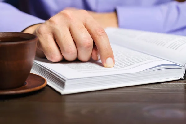 Männlicher Handfinger Auf Der Seite Des Aufgeschlagenen Buches Tasse Schwarzen — Stockfoto