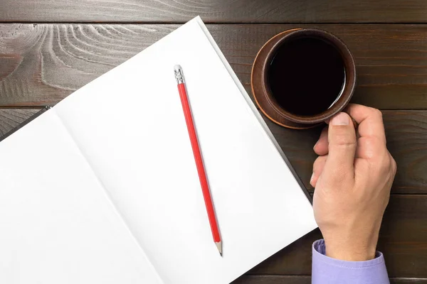 Männliche Hand Hält Braune Tasse Mit Heißem Schwarzen Kaffee Notizblock — Stockfoto