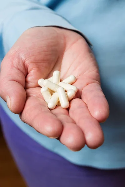 Cápsulas Medicamentos Blancos Glucosamina Píldoras Suplementos Saludables Palma Mano Mujer — Foto de Stock