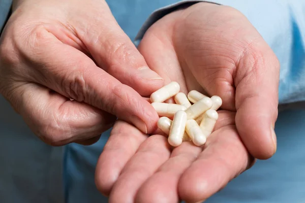 Cápsulas Medicamentos Blancos Glucosamina Píldoras Suplementos Saludables Palma Mano Mujer — Foto de Stock