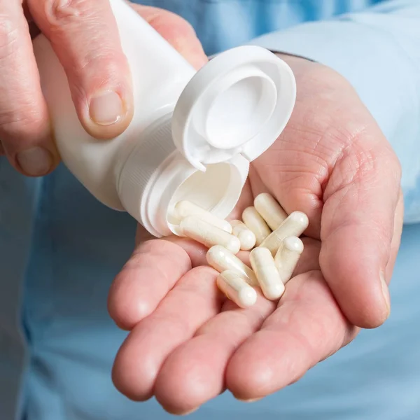 Vrouw Hand Houdt Witte Medicatie Capsules Van Glucosamine Giet Van — Stockfoto