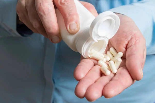 Vrouw Hand Houdt Witte Medicatie Capsules Van Glucosamine Giet Van — Stockfoto