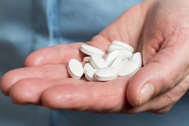 Beyaz ilaç hapları, kadın avuç içinde kalsiyum diyet takviyesi..