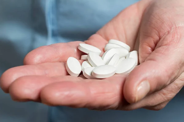 Witte Medicatie Pillen Calcium Voedingssupplement Hand Van Vrouw Palm — Stockfoto
