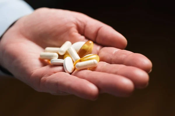 Vrouw Nemen Hand Variëteit Medicatie Pillen Gele Capsules Van Omega — Stockfoto