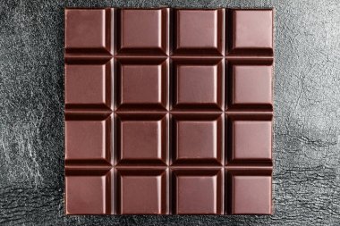 Karanlık, acı çikolata siyah deri doku arka planda, üstten görünüm.